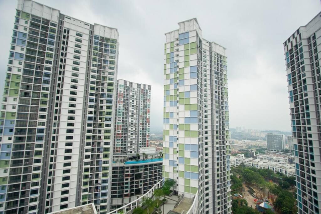 Luxury Penthouse Icity Near Mall & Themepark Free Parking Apartment *